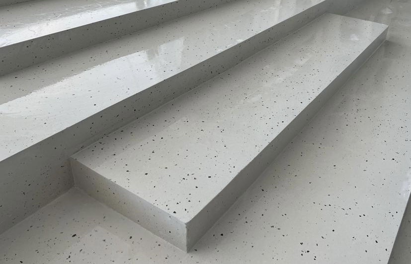 Peldaños de terrazo continuo blanco