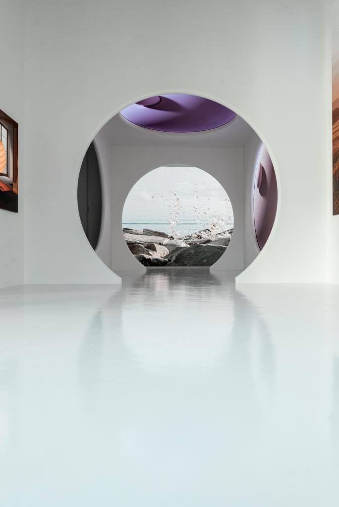 Pavimento DECOPOX continuo y reflectante con paso circular en sala de exposición