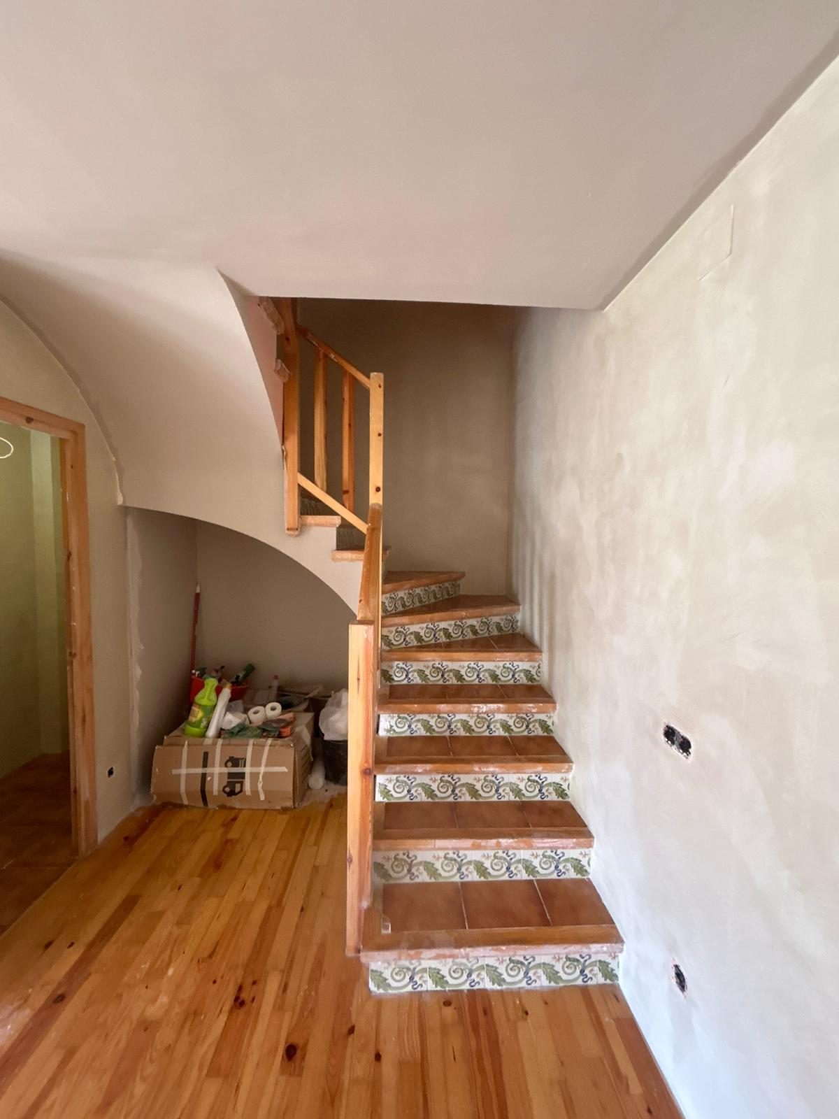 Escalera con azulejo antiguo antes de revestir con microcemento