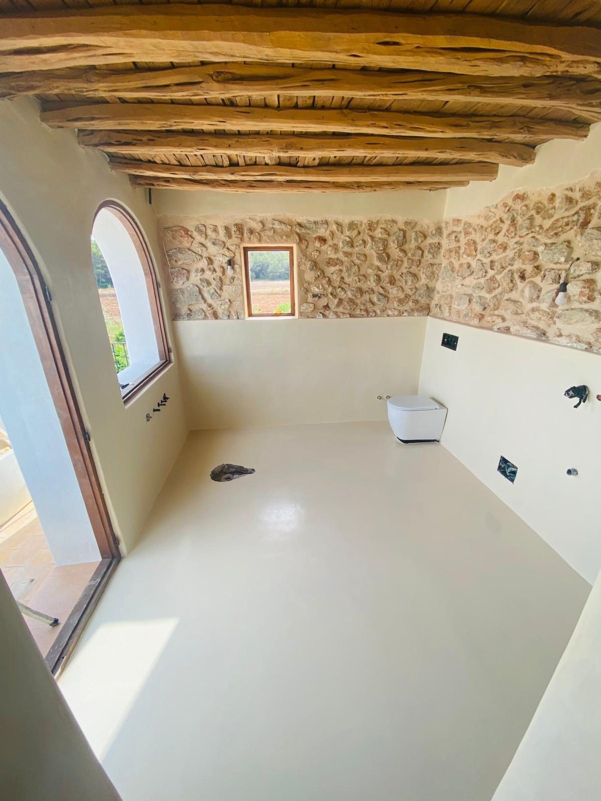 Baño rústico con suelo de microcemento PAVICEM