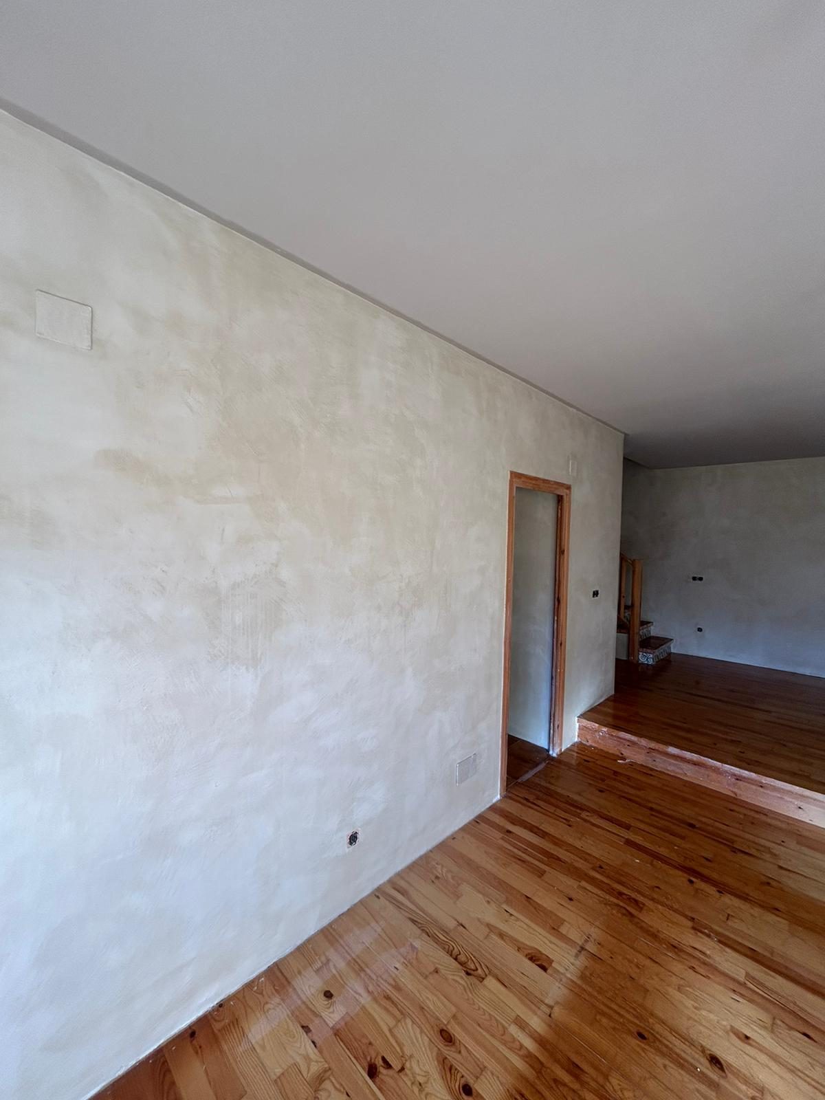 Pared continua de microcemento PAVICEM sin juntas en vivienda