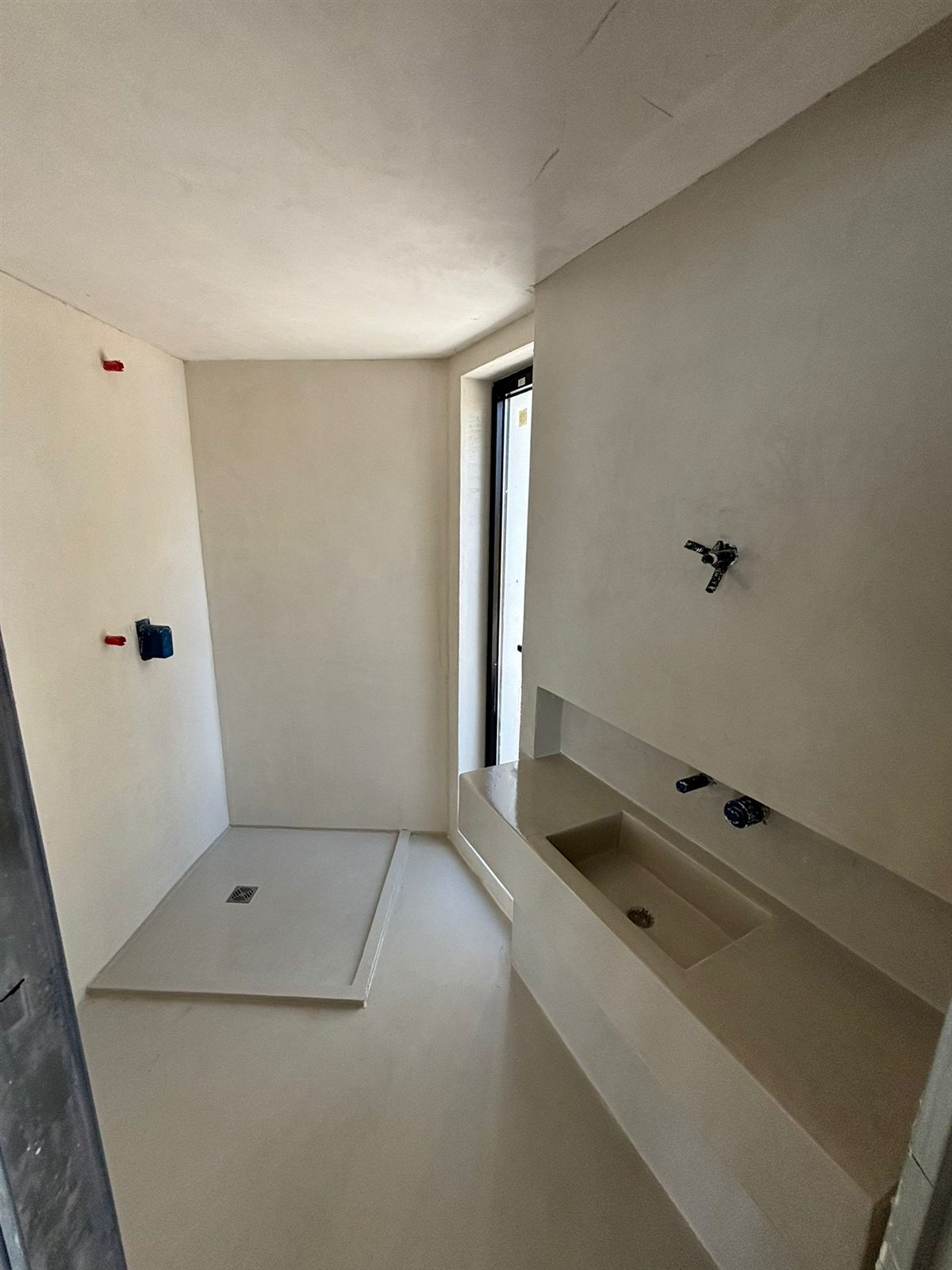 Baño revestido por completo con microcemento PAVICEM, sin juntas