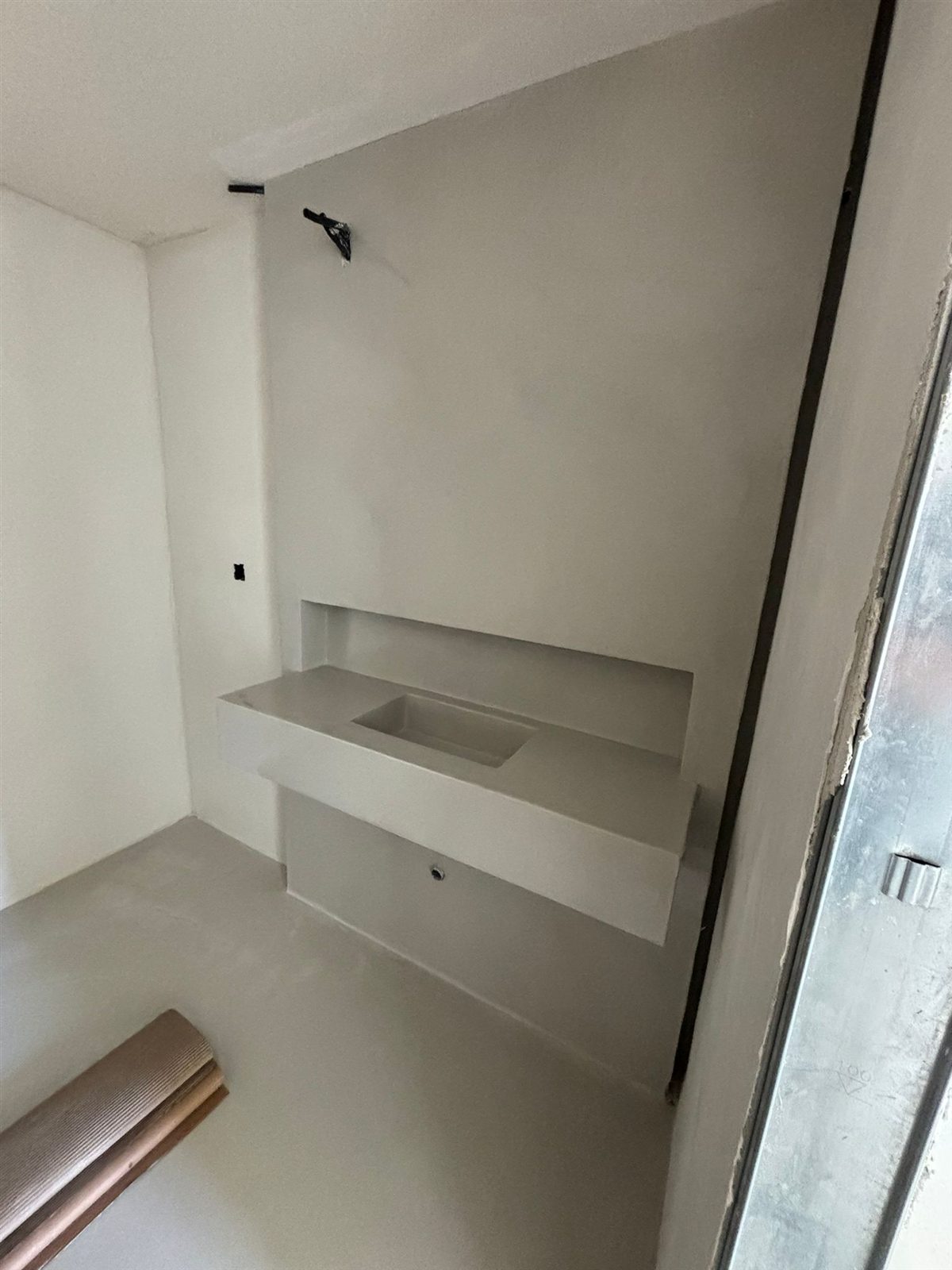 Encimera y pared de microcemento PAVICEM sin juntas