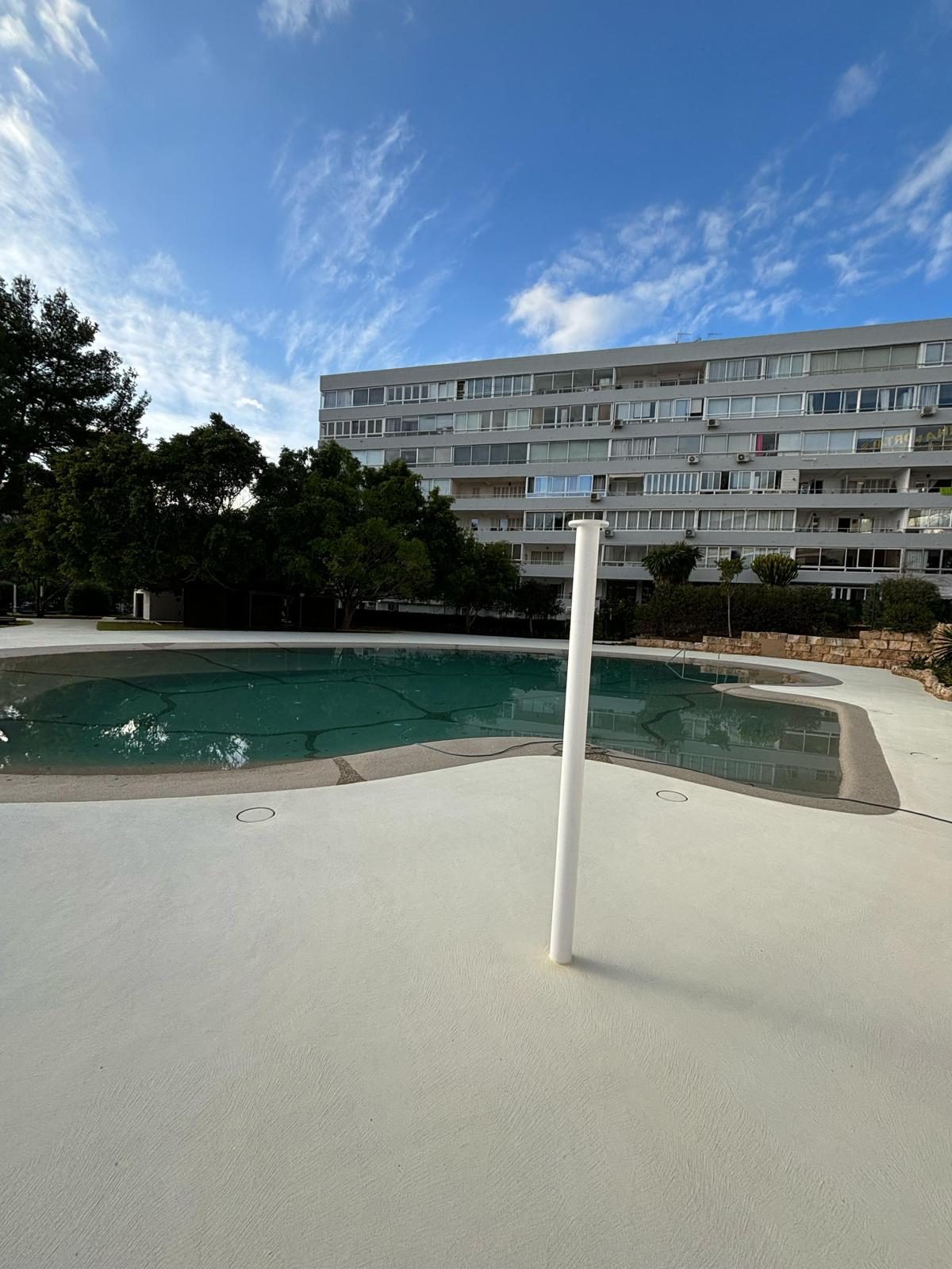 Piscina terminada con Beach Feel — zona de playa