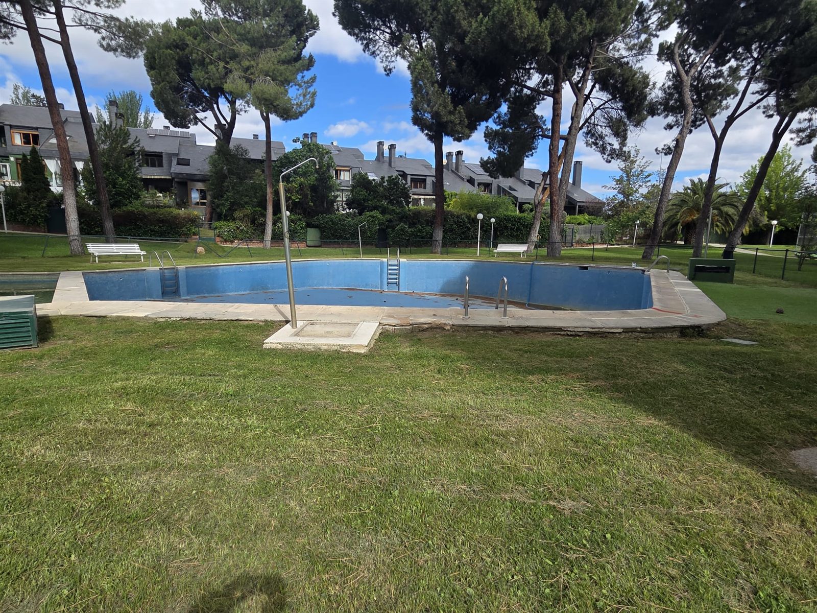 Piscina con revestimiento deteriorado antes de la renovación