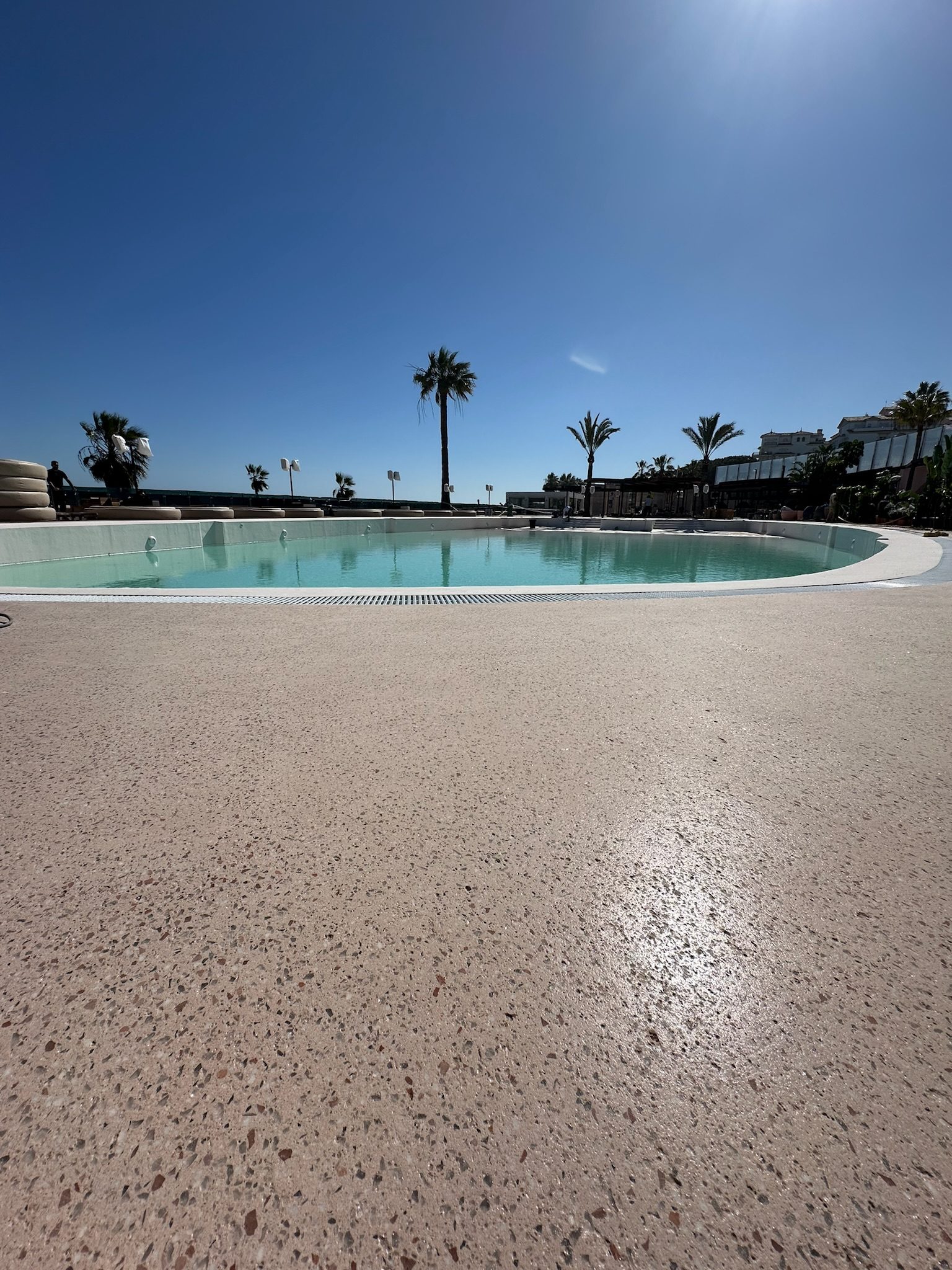 Piscina comunitaria con acabado Stone Pool