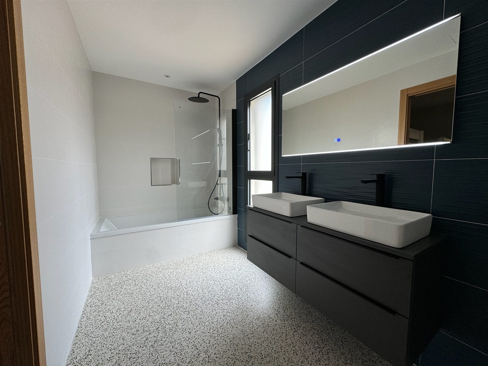 Baño con suelo de terrazo continuo Stone Feel