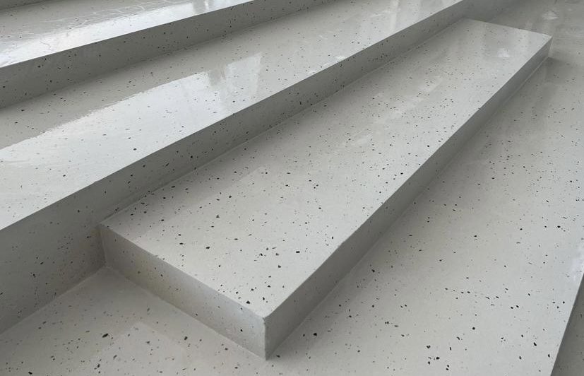 Detalle del terrazo Stone Feel en una escalera, con el árido a la vista