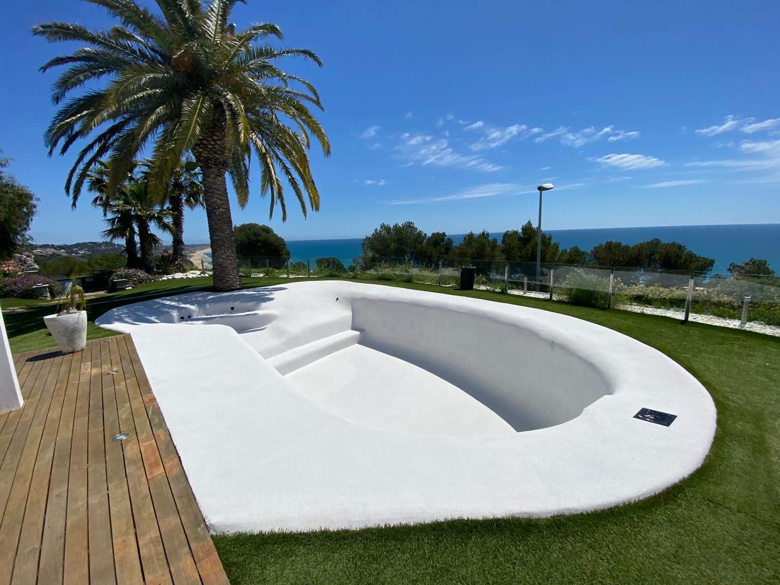 Piscina Beach Feel con efecto playa de arena — proyecto Marbella