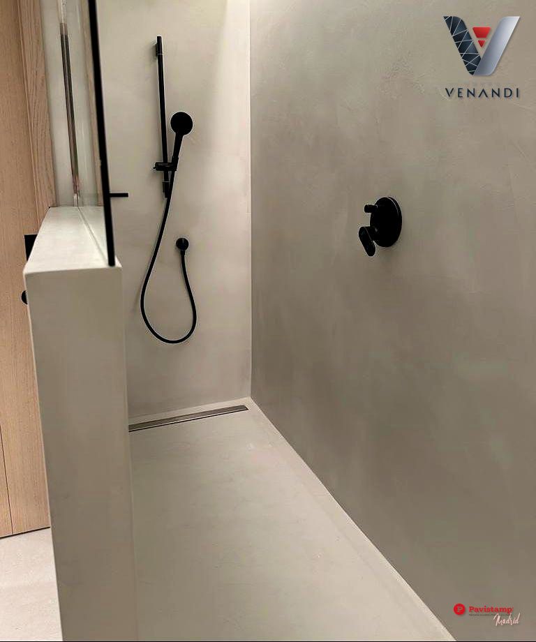 Baño con ducha de obra y acabado Decopox gris en suelo y paredes