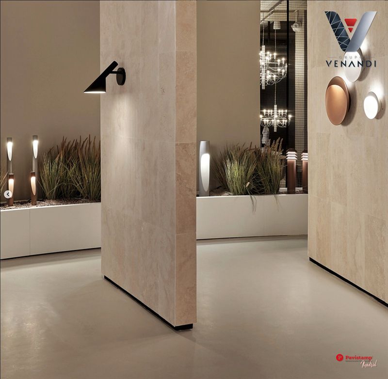 Tienda-showroom de iluminación con suelo Decopox topo