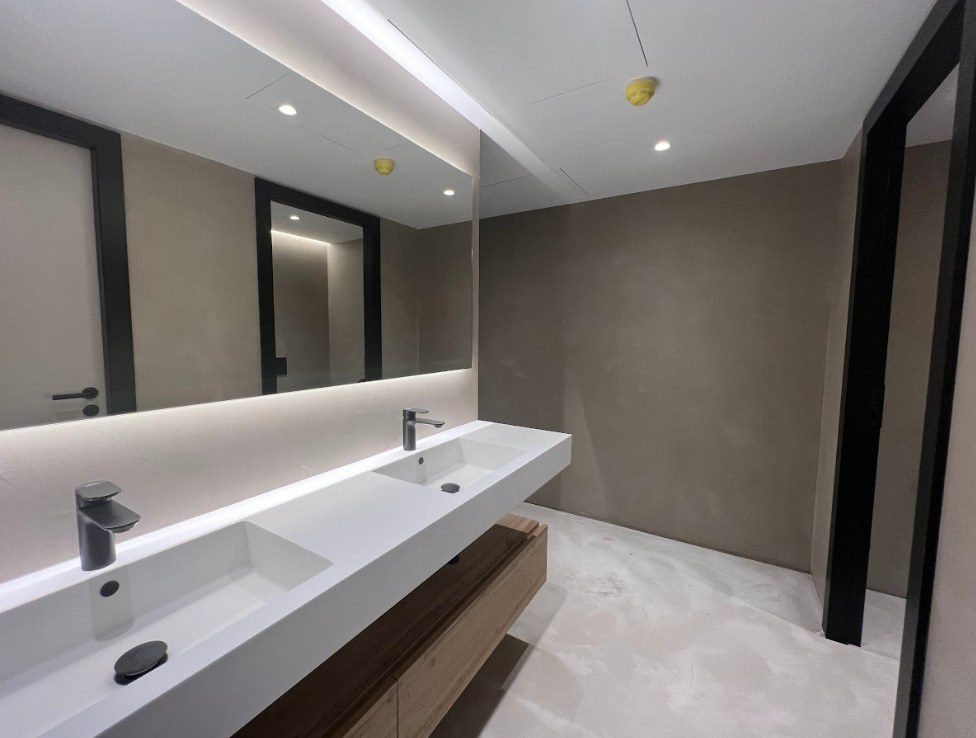 Pavicem — microcemento en baño de diseño con doble lavabo