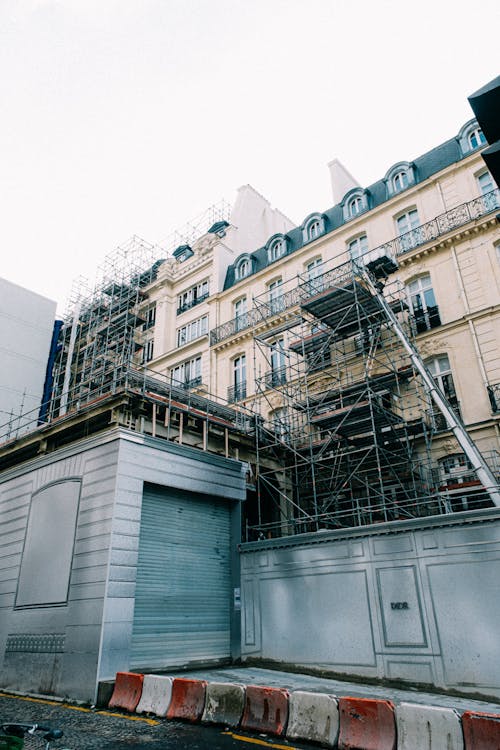 Fachada de edificio con andamios para rehabilitación energética SATE Madrid