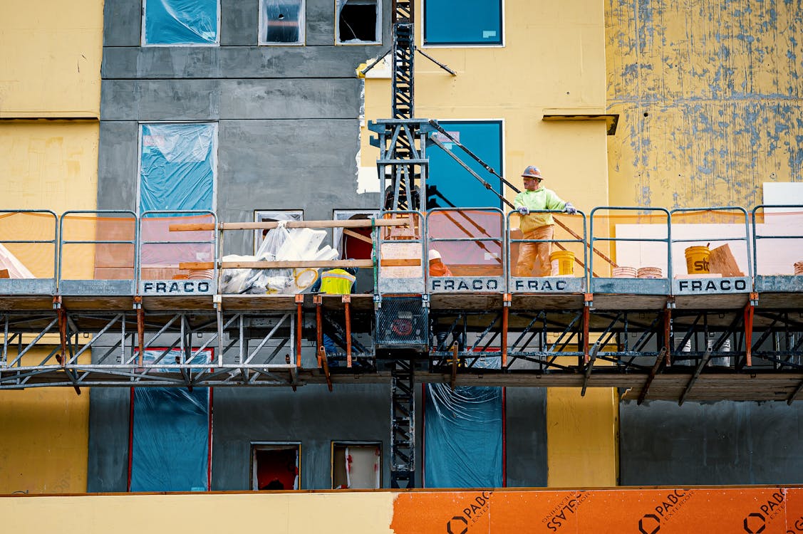 Instalación sistema SATE en fachada de edificio Madrid — andamio y paneles de aislamiento