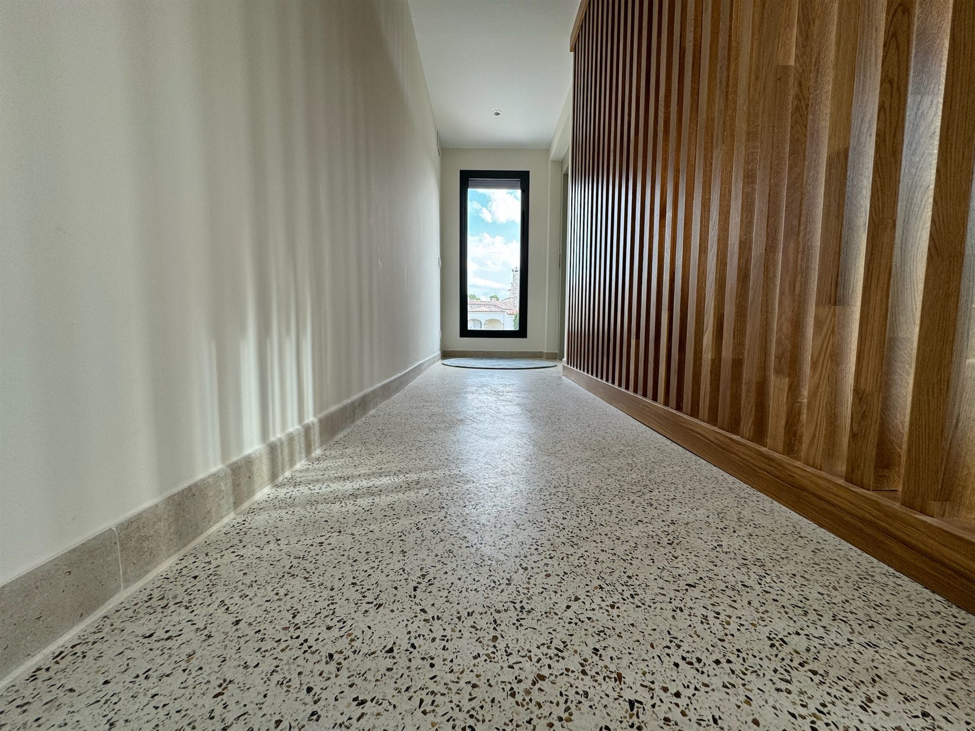Stone Feel — terrazo continuo con efecto piedra natural