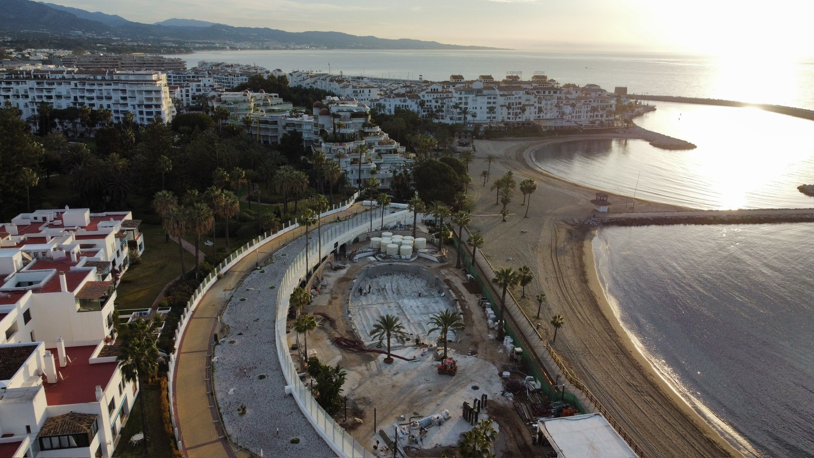 Vista aérea del proyecto Marbella al atardecer con el mediterráneo al fondo