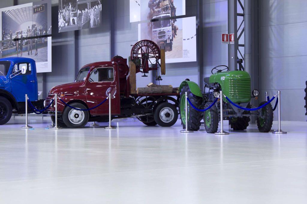 Suelo continuo blanco en sala de exposición de automóviles clásicos