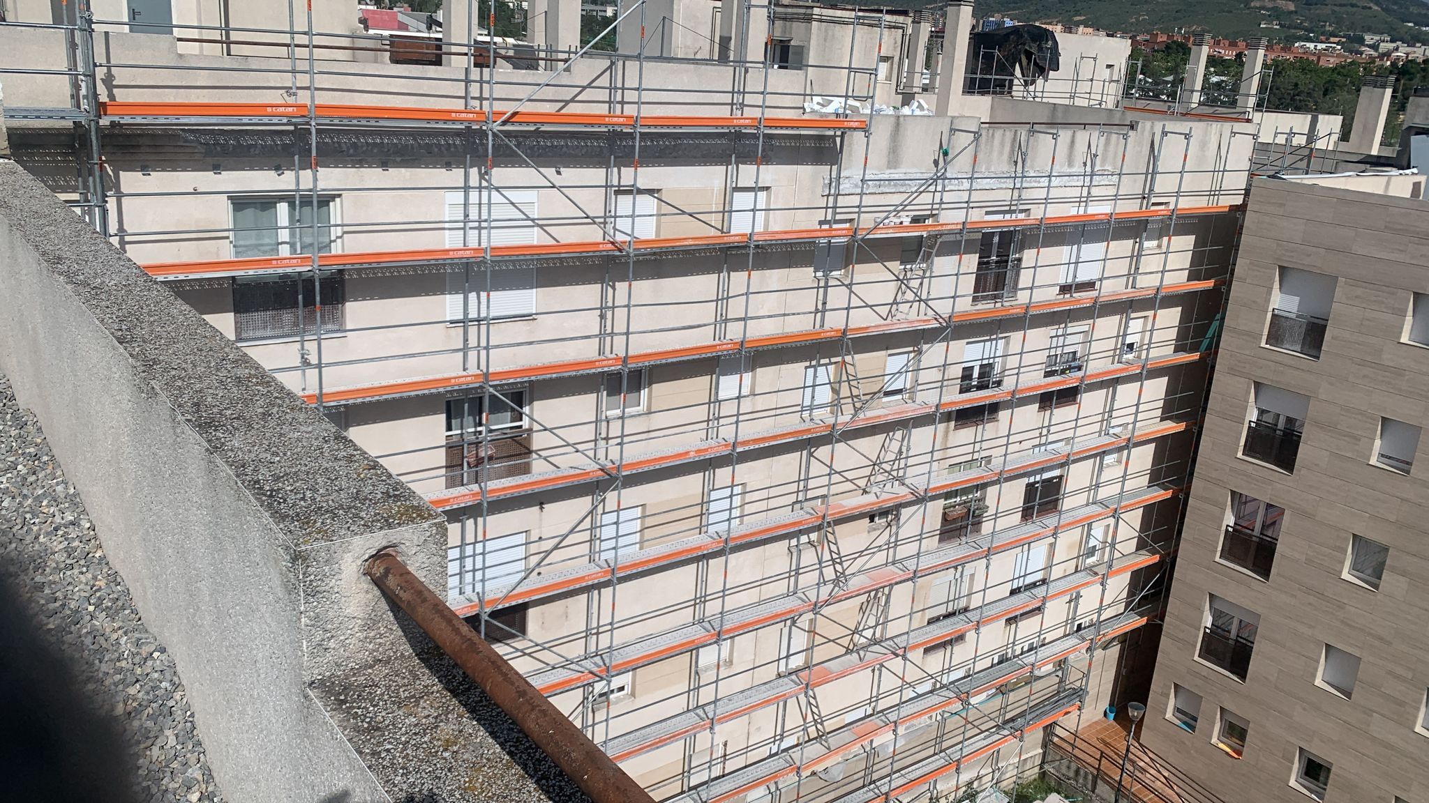 Vista aérea de andamios en obra de rehabilitación energética en Casería Aguirre, Granada