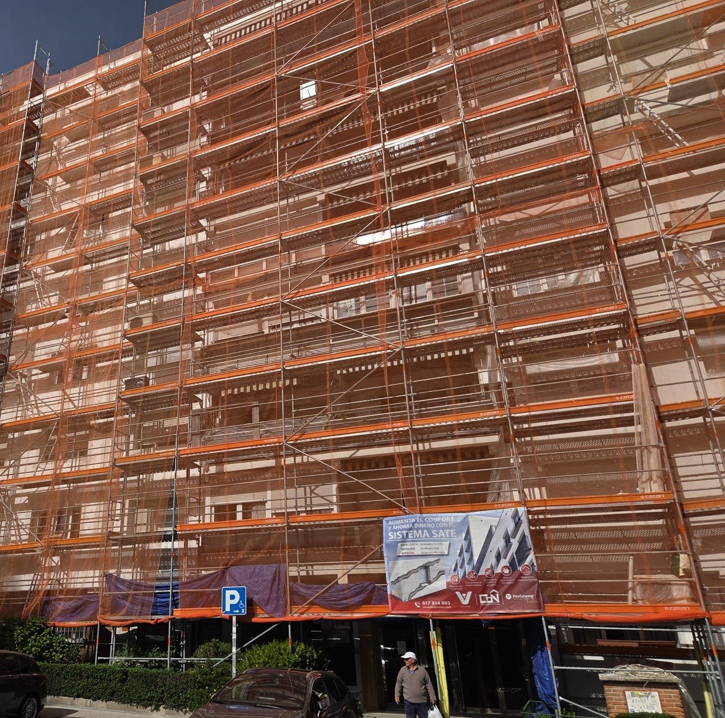 Obra de rehabilitación energética SATE en Santa Virgilia 2, Madrid — fachada en ejecución