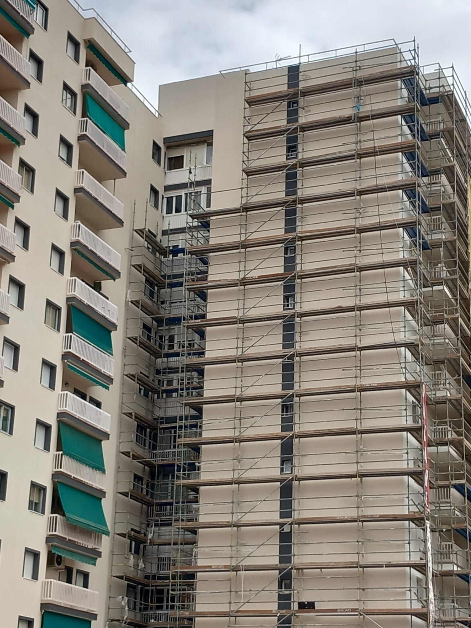 Edificio residencial en proceso de instalación de sistema SATE en Guadalajara