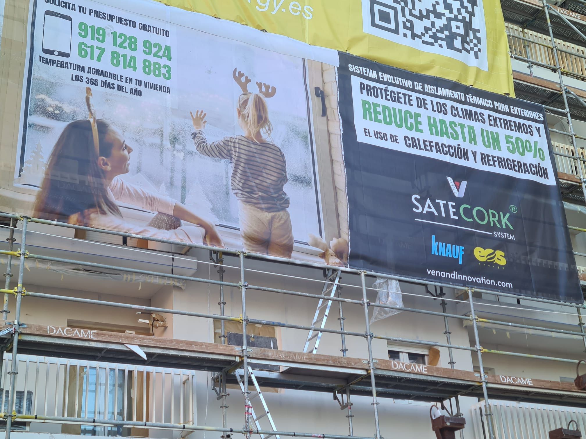 Lona publicitaria Satecork system en fachada de obra en Guadalajara